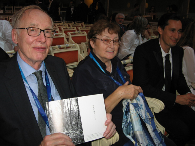 左から、グレゴールさんご夫婦と、グレゴールさんと一緒に審査員をする「七夜待」のグレゴワール・コランくん